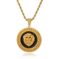 Vue macro du pendentif tête de lion plaqué or avec émail noir et chaîne en maille corde - Style Plaque Ronde Relief Tête de Lion (D-1024)