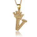Makroaufnahme des goldener V-Anhänger mit Kronendetail und Mikro-Zirkonia-Kristallen - Buchstabe V Anhänger Ohne Kette