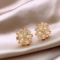 Orecchini a fiore dorati con petali di cristallo su sfondo di seta champagne - Orecchini a bottone a forma di fiore(A692)