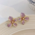 Blumige asymmetrische Ohrstecker mit lila Marmorblättern und Perlen auf Keramiktablett - Blumenstil (A453)