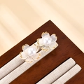 Elegantes pendientes de flor con borde dorado y perla en soporte de exhibición de madera - Estilo de Flor Blanco Roto (A443)