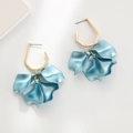Dettaglio degli orecchini a petalo blu opaco con ganci esagonali dorati eleganti - Celeste (A430)