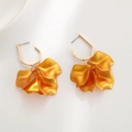 Dettaglio di orecchini a petalo arancione opaco con chiusure geometriche dorate - Combo Arancio Oro (A429)