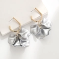 Dettaglio di ganci dorati geometrici e petali di fiori metallici argento a strati - Bicolore Oro Argento (A433)