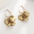 Dettaglio di orecchini a petalo in oro opaco con cerchi esagonali e fiori in metallo pendenti - Oro Vintage Opaco (A432)