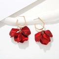 Dettaglio macro di grandi orecchini a petalo rosso rosato con cerchi dorati geometrici - Rosso Scuro Oro Vintage (A428)