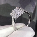 Anello di fidanzamento classico in argento bianco con zirconi micro-pave e halo rettangolare - US 6 / Oro bianco