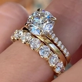 Dreiteiliges goldfarbenes Ring-Set mit großem Solitär und funkelndem Pavé-Besatz - US 7 / Gold