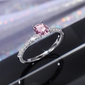 Anello elegante in argento bianco con zircone rosa rotondo e pavé di diamanti laterali - Colore Argento Con Pietre Rosa