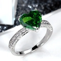 Dettaglio macro di un anello a cuore con zircone verde e pavé di diamanti brillanti - US 6 / Verde