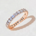Dettaglio anello eternity oro rosa con zirconi cubici scintillanti taglio tondo - US 5 / Oro rosa