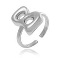 Détail d'une bague ajustable argentée avec une lettre B en métal poli brillant - Style Lettre B (J1496-B)