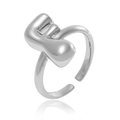 Vue détaillée d'une bague argentée polie avec un design épuré et abstrait moderne - Style Lettre F (J1496-F)