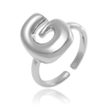 Gros plan détaillé d'une bague spirale argentée avec anneau ouvert et finition polie - Style Lettre G (J1496-G)