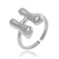 Détail d'une bague réglable argentée avec élément de design en lettre H poli en 3D - Style Lettre H (J1496-H)