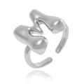Détail de la bague ajustable en métal liquide argenté avec finition effet miroir - Style Lettre M (J1496-M)