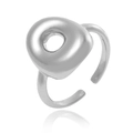 Gros plan sur la bague ajustable argentée polie avec un design rond minimaliste - Style Lettre O (J1496-O)