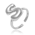 Détail macro de la bague ouverte argentée réglable avec une finition métallique polie - Style Lettre S (J1496-S)