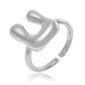 Détail macro d'une bague réglable argentée avec un design moderne en U minimaliste - Style Lettre U (J1496-U)