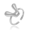 Vue rapprochée de la bague en métal liquide argenté avec oreilles de lapin et anneau ouvert - Style Lettre V (J1496-V)