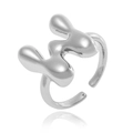 Macro d'une bague ajustable argentée au design moderne de lave fluide liquide - Style Lettre W (J1496-W)