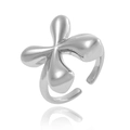 Détail d'une bague ouverte argentée au design de trèfle avec finition polie - Style Lettre X (J1496-X)