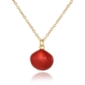 Detail van de rode emaille schelphanger aan een fijne vergulde kruisvormige ketting - Rood (D1093-4)