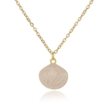 Detailopname van gouden schelphanger met gemarmerd emaille op een fijne ketting - Marmer Crème (D1093-3)