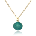Detail van een groene emaille schelphanger aan een dunne gouden ketting met reflectie - Groen (D1093-2)