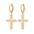 Vue détaillée de boucles d'oreilles croix dorées avec cadres hexagonaux et zircons - Boucles d'Oreilles Croix Géométrique Hexagonale (E1078)