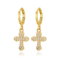 Vue détaillée des boucles d'oreilles croix dorées avec zircons blancs scintillants - Boucles d'Oreilles Croix Pavée de Zirconia (E1080)