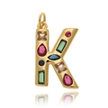 Primer plano del colgante con la letra K bañada en oro y circonitas de colores - Estilo K (K)