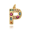 Primer plano del colgante letra P con circonitas multicolor y acabado dorado - Estilo P (P)