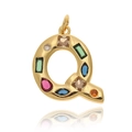 Detalle del colgante dorado letra Q con circonitas de colores y piedras de cristal - Estilo Q (Q)
