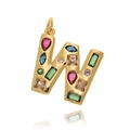 Detalle de un colgante de letra W bañado en oro con piedras de circón de colores - Estilo W (W)