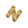 Makroaufnahme des Buchstaben-N-Anhängers mit bunten Zirkoniasteinen in Gold-Finish - Buchstabe N