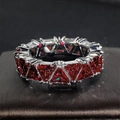 Anello in argento con zirconi rossi taglio triangolo su base scura materica di lusso - US 5 / Rosso
