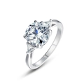 Klassischer S925 Sterlingsilber Ring mit rundem Zirkon und seitlichen Dreieckssteinen - Dickes Silber-Weißgold (10mm Runder Hauptstein) RG019388