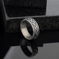 Bague vintage pour homme en argent antique avec motif nœud celtique sur marbre noir - US 6 / Argent antique