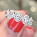 Anillo de lujo con cinco circonitas ovales y engaste halo sobre acabado platino pulido - Talla 6 / Oro blanco