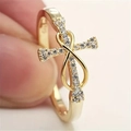 Anello Mobius dorato con design a croce infinita e pavé di zirconi scintillanti - US 5 / Oro