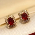 Klassische goldene Cluster-Ohrringe mit ovalem rotem Rubin und Zirkonia-Halo - Roter Zirkonia Ohrstecker