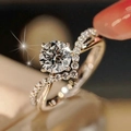 Classic four-prong round zircon ring with V-shaped pavé band in rose gold finish - US 5 / White Gold