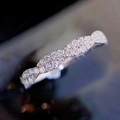Eleganter gedrehter Pavé-Ring in Silber-Optik mit funkelnden Zirkonia im Wellen-Design - US 7 / Weißgold