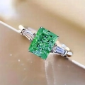 Elegante anillo con gema verde de talla esmeralda y diamantes laterales para mujer - US 5 / Verde
