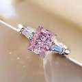 Anillo de lujo con circón rosa talla esmeralda y piedras blancas en banda plateada - US 6 / Rosa