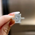 Bague en zircone taille radiant avec anneau pavé au doigt, style de fiançailles - US 7 / Or blanc