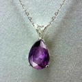 Elegante paarse kristallen ketting in peervorm met een zilveren klauwzetting - Waterdruppel Stijl (XL743) / Platina (Paarse Zirkonia)