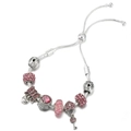 Silbernes Charm-Armband mit rosa Kristallen und Herzanhänger auf weißem Hintergrund - Rosa