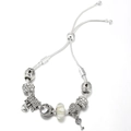 Silbernes Schlangenarmband mit Kristallperlen und Herz-Schlüssel-Anhänger auf Weiß - Weiß